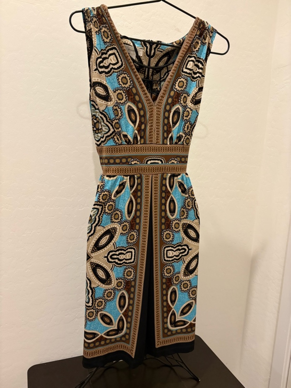 Sleeveless V-Neck Print Midi Dress in Blue and Brown
